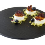 VASSOIO EFFETTO ARDESIA CM 30 H. 1 CM MELAMINA, NERO, CON PIEDINI ANTISCIVOLO