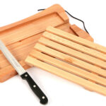 TAGLIERE FAGGIO RACCOGLIBRICIOLE COLTELLO CON CORDONCINO CUOIO 26052